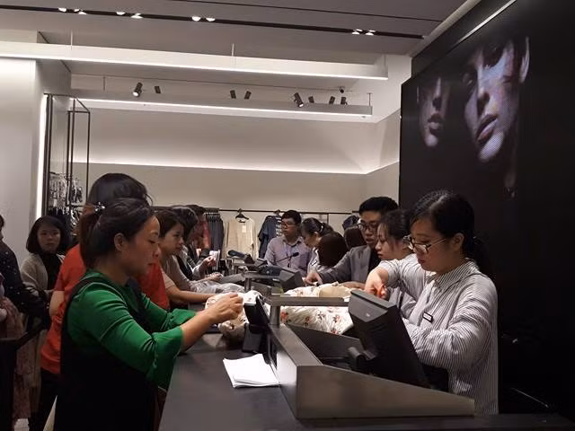 Và mỗi người phải mất đến vài tiếng đồng hồ mới được thanh toán, y như ngày khai trương ở của hàng Zara Sài Gòn trước đó.