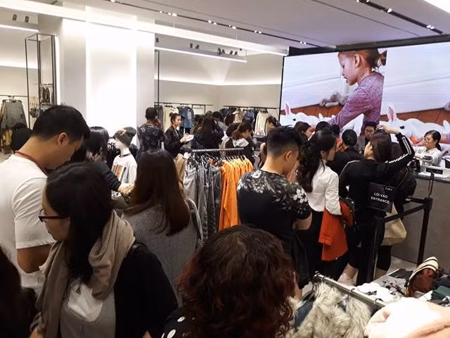 Vì lượng người xếp hàng trước quầy tính tiền rất đông nên nhân viên phải bố trí cho khách xếp hàng theo hình zic-zac. 