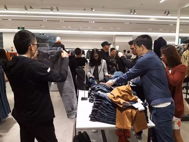 Met nhoai cho thu do, thanh toan tai cua hang Zara Ha Noi