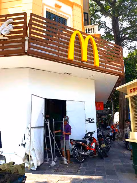 Ong lon McDonald's do bo Ha Noi, “ngu” tai dat vang Hang Bai?-Hinh-3