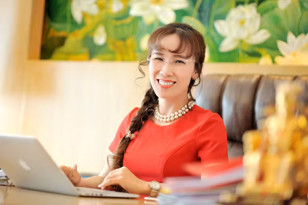 Trong danh sách của Forbes, bà Thảo hiện là nữ tỷ phú tự thân đầu tiên và duy nhất tại Việt Nam. Tài sản của bà hiện là 1,94 tỷ USD, tăng so với 1,2 tỷ USD khi lần đầu xuất hiện trong danh sách này hồi tháng 3. Ảnh: hdbank.com.vn.