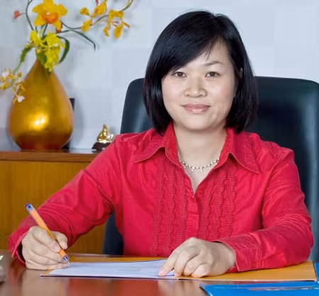 Sau gần 1 năm gắn bó với Maritime Bank, bà Hoa về đầu quân cho tập đoàn của tỷ phú trẻ Việt Nam Phạm Nhật Vượng. Vào giữa tháng 2/2014, bà Dương Thị Mai Hoa được bà Lê Thị Thu Thủy chuyển giao vị trí Tổng Giám đốc (TGĐ) Tập đoàn Vingroup. Ảnh: Cafeland.