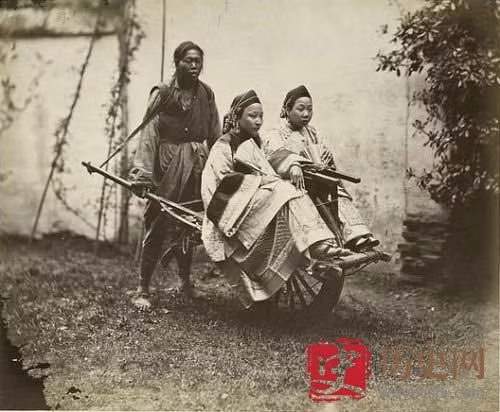 Người phụ nữ nghèo hành nghề chở xe cút kít ở Trung Quốc. Ảnh Lishi