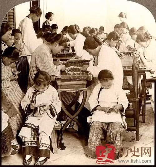 Phụ nữ và trẻ em Trung Quốc đang thêu thùa. Ảnh Lishi