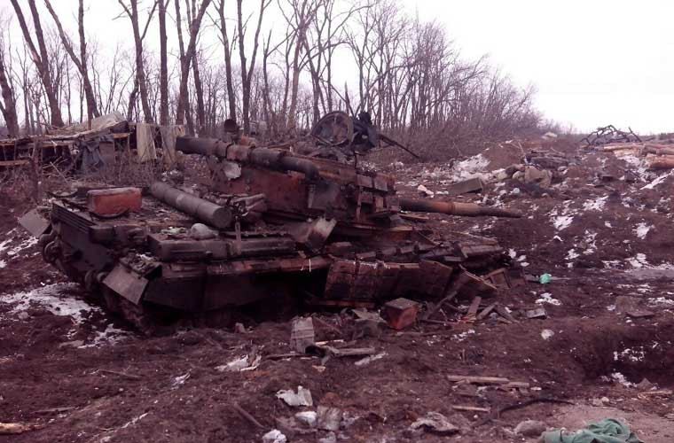 Một chiếc xe tăng T-64 khác bị phá hủy, nằm vùi sâu trong đất.