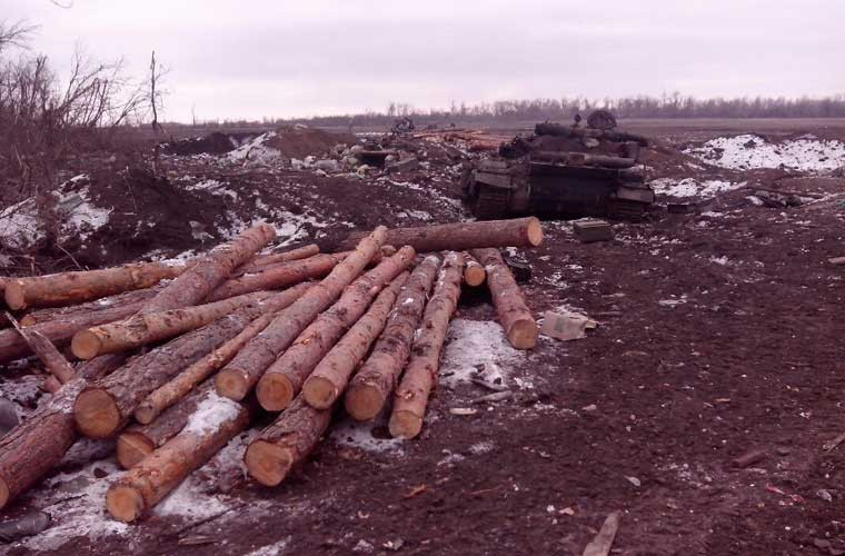 Còn đây là một công sự phòng ngự của Quân đội Ukraine bị phá hủy tan tành, cùng với đó là xác xe tăng.