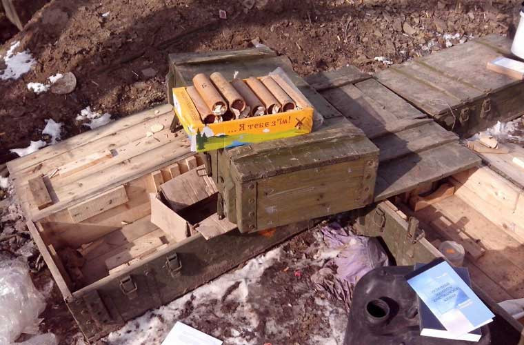 Hòm đạn của Quân đội Ukraine bị bỏ lại.