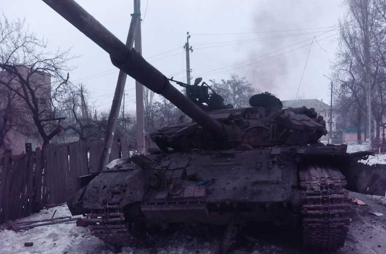 Trận chiến tại Debaltsevo được xem là bước ngoặt đánh dấu sự thất bại của Kiev trong chiến dịch bình định miền Đông hồi mùa hè năm 2014. Những ngày đầu khi khói lửa dần tan đi, khắp vùng ngoại ô Debaltsevo vẫn còn tàn dư của cuộc chiến khủng khiếp – xác xe tăng của Ukraine nằm khắp nơi. Trong ảnh là chiếc xe tăng chiến đấu chủ lực T-64BV của Quân đội Ukraine bị phá tan tành ở Debaltsevo.