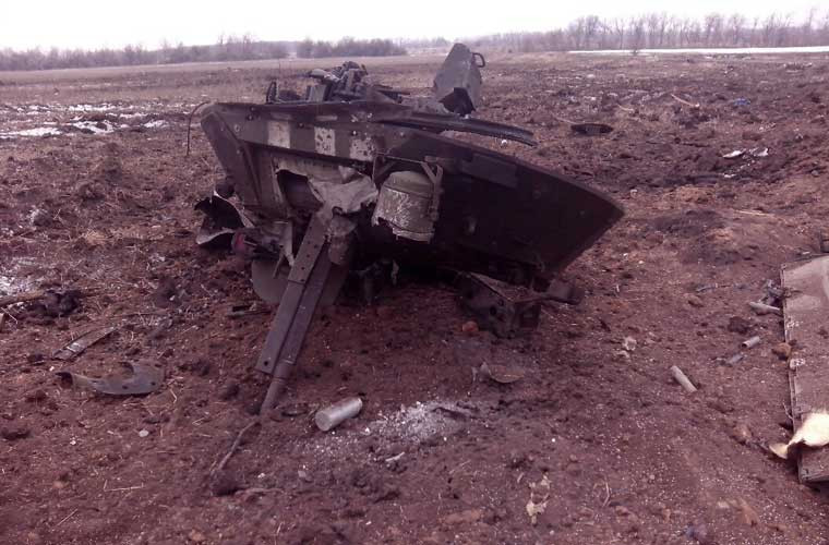 Tháp pháo xe chiến đấu bộ binh BMP-2 bị văng khỏi thân, điều này chứng tỏ dường như đạn diệt tăng quân ly khai đã kích nổ hầm đạn chiếc xe.