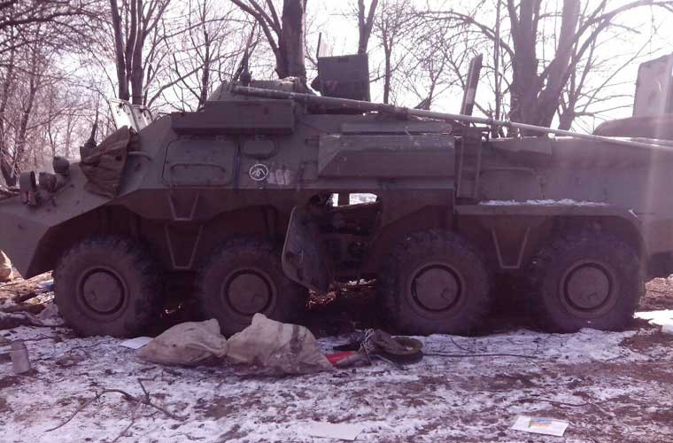 Một thiết giáp chở quân BTR-80 của Quân đội Ukraine bị phá hủy tan tành, nằm lại bên ngoài thành phố Debaltsevo.