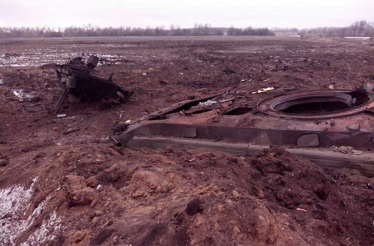 Nằm cách không xa là thân chiếc xe bị vùi sâu trong đất.