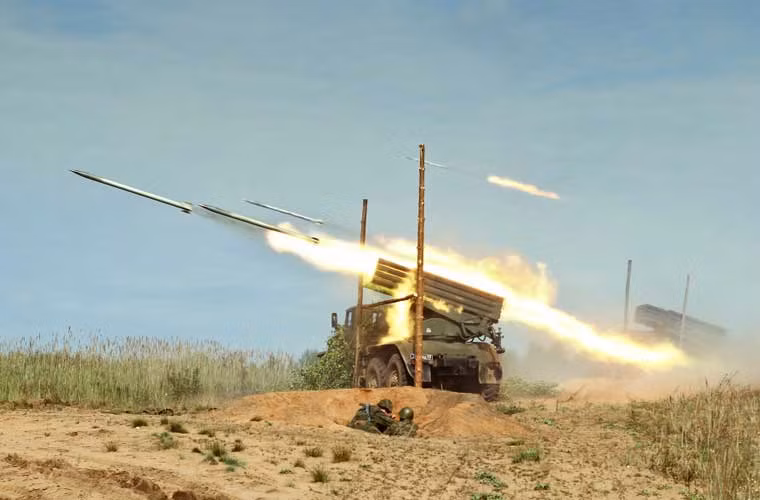 Từ giữa những năm 1960, Liên Xô đã viện trợ cho Việt Nam một số tổ hợp pháo phản lực phóng loạt BM-21 Grad cực kỳ hiện đại thời điểm bấy giờ. Một tiểu đoàn pháo phản lực trang bị BM-21 có thể đồng loạt bắn tới 720 quả đạn trong vòng 20 giây trùm lên một khu vực rộng với khả năng sát thương khủng khiếp. Tuy nhiên, BM-21 Grad lúc bấy giờ lại không phù hợp với chiến tranh du kích mà quân giải phóng miền Nam đang áp dụng, vì vậy, Việt Nam đã đưa ra đề xuất Liên Xô cải tiến BM-21 Grad phù hợp hơn với chiến trường ở Việt Nam. Đó là cơ sở ra đời pháo phản lực ĐKB huyền thoại của Quân đội Nhân dân Việt Nam.