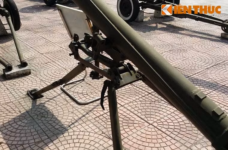 Bệ đỡ 3 chân chống được thiết kế theo dạng gấp - mở được, chân chống trước được trang bị càng nhằm tăng độ vững chắc khi bắn. Trong trạng thái chiến đấu, toàn bệ phóng có trọng lượng 55kg, khi hành quân chia làm 2 phần (nòng pháo nặng 25kg và bệ 28kg). Thời gian chuyển trạng thái từ hành quân sang chiến đấu: 2,5 phút và ngược lại: 2 phút.