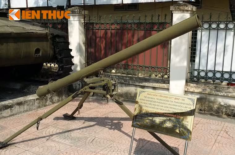 Nhưng khi đưa sang Việt Nam vào năm 1966, Grad-P được bộ đội Việt Nam gọi là DKZ-66, sau đó tiếp tục được đổi tên một lần nữa – pháo phản lực ĐKB (ý nghĩa tên gọi là: loại ĐKZ chuyên dùng chiến đấu ở chiến trường B). Trong ảnh, pháo phản lực ĐKB 122mm trang bị cho Tiểu đoàn 4, Trung đoàn 724, Pháo binh miền Đông Nam Bộ đã pháo kích vào Dinh Độc lập và các mục tiêu nội đô Sài Gòn trong cuộc Tổng tiến công và nổi dậy Xuân 1968.