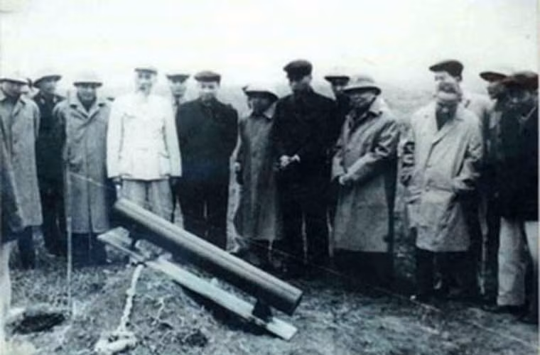 Ngoài ĐKB, Việt Nam cũng tự cải tiến pháo phản lực tự hành BM-14 Liên Xô viện trợ thành kiểu mang vác A12. Nó gồm một ống phóng làm bằng tôn thép mỏng cuộn lại lắp trên bệ gỗ với tổng trọng lượng chỉ 10,5kg. Ngày 28/2/1967, Tiểu đoàn 99 lần đầu sử dụng pháo phản lực “made in Vietnam” A12 trên chiến trường. Tiểu đoàn đã bắn 15 loạt với 140 viên đạn vào các mục tiêu trong sân bay Đà Nẵng. Trận tập kích bất ngờ này đã phá hủy 94 máy bay, 200 xe quân sự các loại cùng hàng trăm tên địch.