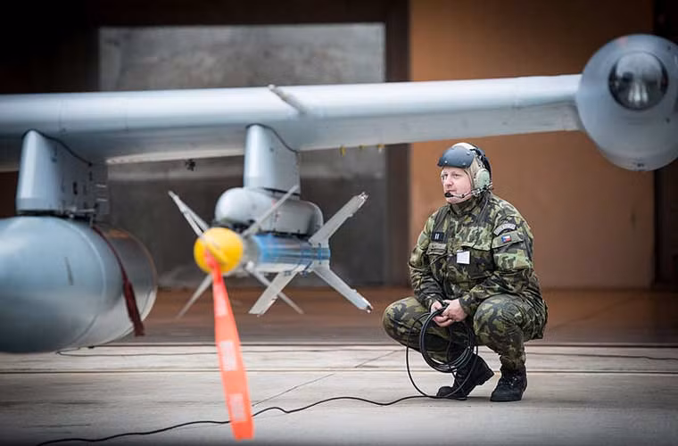 Trong nhiệm vụ không đối không, tiêm kích L-159 có thể mang được tên lửa không đối không tầm ngắn AIM-9M Sidewinder hoặc IRIS-T (Đức sản xuất, tầm bắn 25km) hoặc tầm ngắn – trung AIM-132 (Anh sản xuất, tầm bắn 50km).