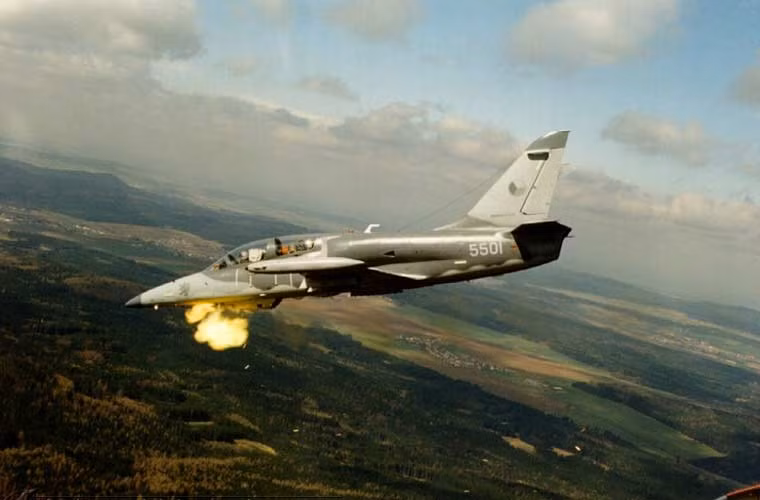 Trong tác chiến đối đất, L-159 mang được tên lửa không đối đất AGM-65 Maverick, bom dẫn đường laser GBU hoặc bom chùm CBU hoặc bom đa công dụng Mk82. Trong ảnh, tiêm kích L-159 nã pháo 20mm tấn công mục tiêu mặt đất.