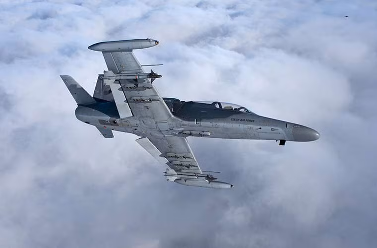 L-159A nói riêng và dòng tiêm kích L-159 nói chung thiết kế với 7 giá treo (6 trên cánh và 1 dưới thân) cho phép mang tổng cộng 2,34 tấn tên lửa, bom do Mỹ - châu Âu sản xuất. Việc dùng hệ vũ khí Mỹ sẽ thuận tiện hơn cho Iraq trong việc tận dung các loại tên lửa, bom có sẵn Mỹ đã chuyển giao trước đây.