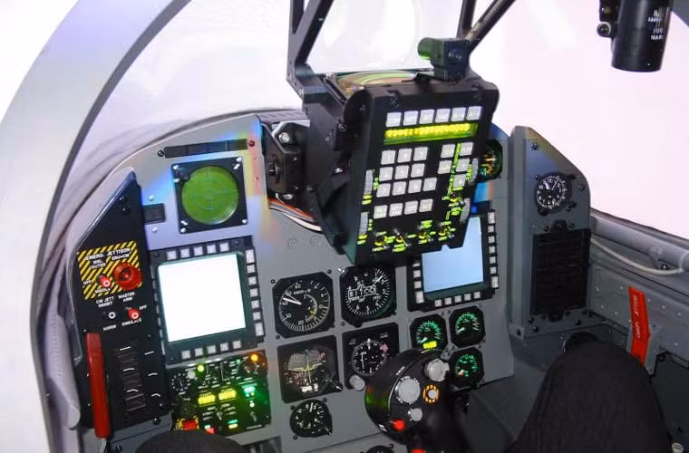 Hệ thống điện tử hàng không trên L-159 được đánh giá là tương đương các tiêm kích, cường kích thế hệ thứ 4. Trong ảnh là bảng điều khiển buồng lái L-159 với màn hình HUD, 2 màn hình màu đa năng MFD, thanh điều khiển HOTAS. Nhìn chung, tiện nghi nhưng khá đơn giản, trực quan, dễ sử dụng.