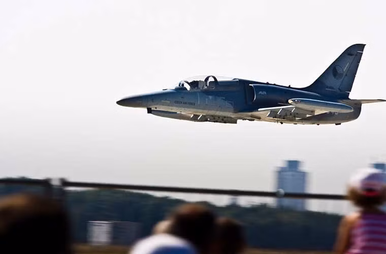 Máy bay đạt bán kính tác chiến 565km nếu mang 2 bom Mk82, 2 teenl ửa AIM-9 và 2 thùng nhiên liệu 500 lít.