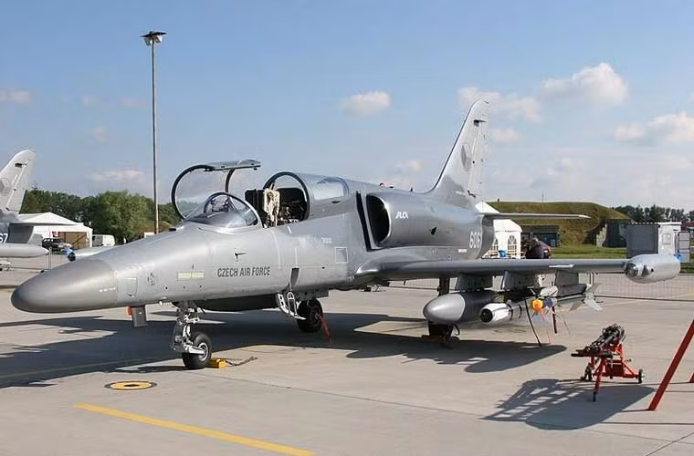 Dù đã ra mắt từ năm 2000 nhưng cho tới thời điểm hiện tại chỉ có 72 chiếc được sản xuất dù đơn giá là khá rẻ - chỉ khoảng 13-17 triệu USD. Có lẽ lý do một phần vì nhu cầu Không quân Czech không quá lớn, trong khi L-159 cũng không giành được nhiều đơn hàng xuất khẩu. Hiện ngoài Czech và mới nhất là Iraq thì khách hàng thứ 2 của L-159 là các công ty tư nhân ở Mỹ.