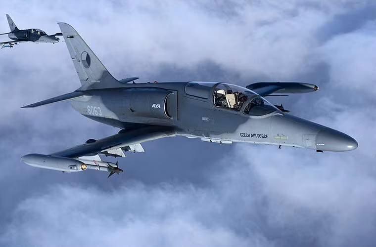 Biến thể L-159A xuất khẩu cho Iraq được thiết kế cho 3 nhiệm vụ chính: tác chiến không đối không; không đối đất và trinh sát. Nó có chiều dài 12,72m, cao 4,87m, sải cánh 9,54m, trọng lượng rỗng 4,35 tấn, trọng lượng cất cánh tối đa 8 tấn.