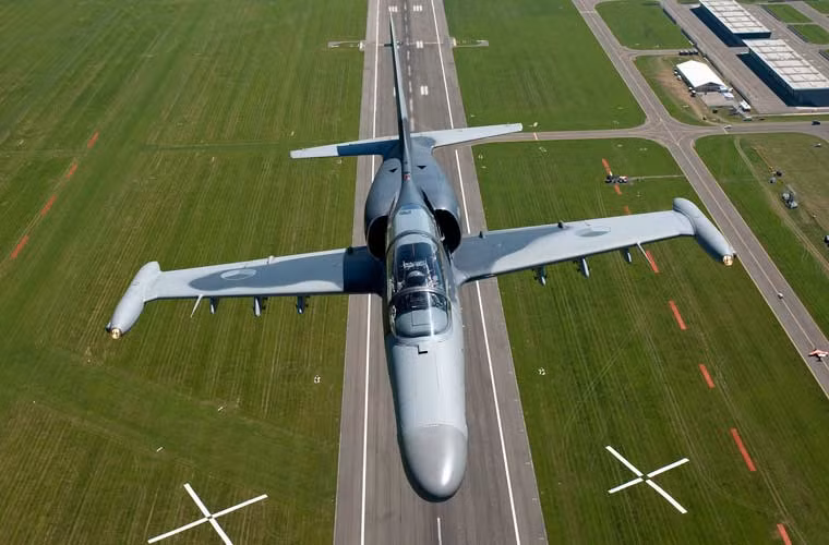 Máy bay tiêm kích đa năng L-159 là thiết kế của hãng Aero Vdochody (Cộng hòa Czech) dành cho Không quân Czech và phục vụ xuất khẩu. Nó được phát triển dựa trên mẫu máy bay huấn luyện huyền thoại L-39 Albastros, chuyến bay thử lần đầu thực hiện vào tháng 8/1997, chính thức giới thiệu tháng 4/2000.