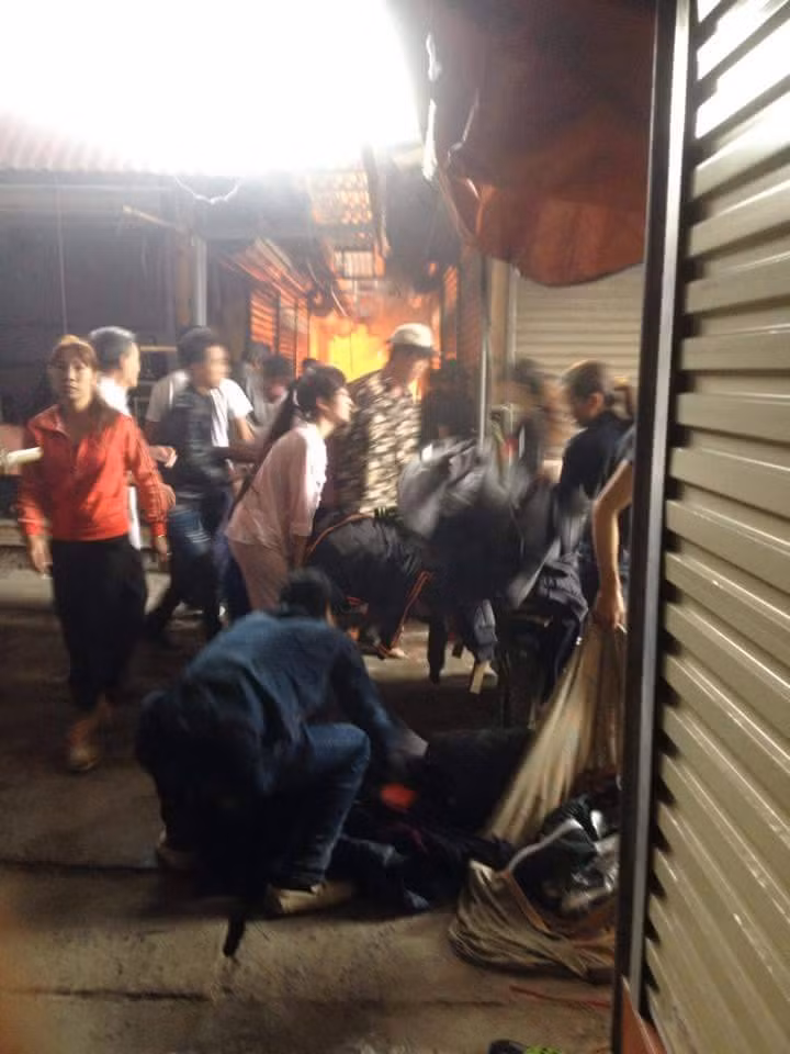 Nhiều tiểu thương khóc ròng do tài sản, hàng hóa đã hóa thành tro bụi.