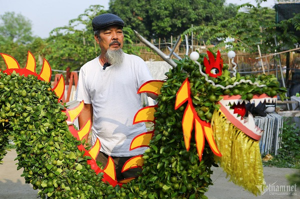 “Rồng là loài vật đứng đầu trong tứ linh, mang trong mình sức mạnh và quyền lực, phú quý và thịnh vượng. Sau khi tham khảo các hình tượng rồng Việt Nam tại các đình, nhà thờ cổ, tôi đã tạo ra những con rồng bằng quất với ý nghĩa mang lại tài lộc, may mắn nhân dịp năm mới. Mất khoảng 3 tháng mới xong”, ông Xuân chia sẻ.