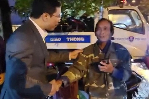 Bac tho ne qua chen, quen duong ve ly giai viec goi vo la 'Do rach ngang tro'-Hinh-3