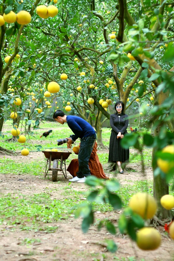 Cac thiếu nữ đua nhau tới đây tìm những bức ảnh kỉ niệm 