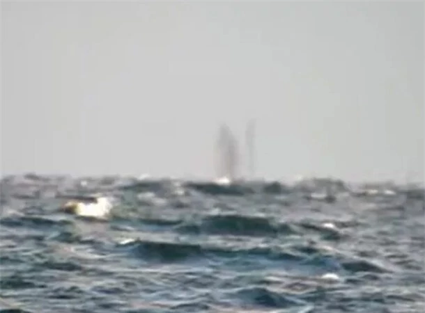 7. Con tàu ma trên hồ Superior: Video được quay ở bờ hồ Superior ở Michigan ghi lại hình ảnh một con tàu khổng lồ, được cho là con tàu ma. Nhiều người tin rằng linh hồn của thủy thủ ngoài khơi Whitefish Point vẫn tồn tại sau vụ chìm tàu Edmund Fitzgerald năm 1975.