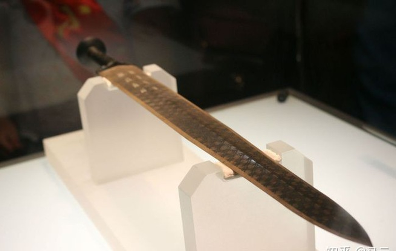 Có giả thuyết cho rằng, thanh kiếm có thể là của Câu Tiễn hoặc là chiến lợi phẩm mà người của nước Sở đoạt được trong thời Chiến Quốc.