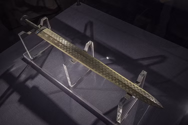 Trên thanh kiếm có 8 chữ khắc "Việt Vương Câu Tiễn tự tác dụng kiếm", là danh tính của chủ nhân kiếm theo kiểu chữ Điểu Triện.