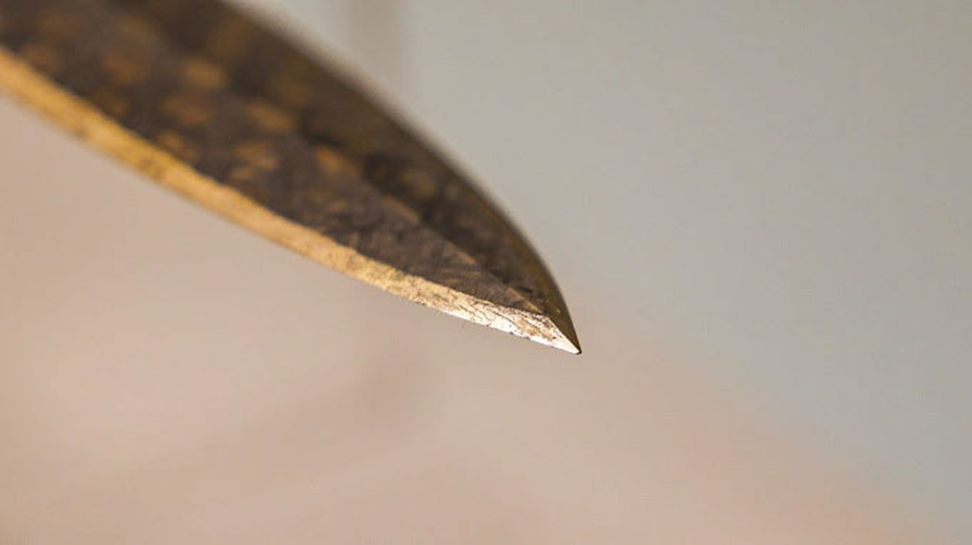 Trong một thử nghiệm, thanh kiếm chém đứt 16 trang giấy chỉ với một nhát chặt, điều phi thường đối với thanh kiếm cổ bằng đồng.