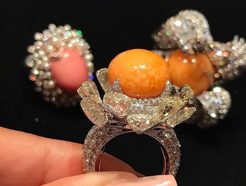 Ngọc Melo khá mềm, độ cứng đạt 19 - 21 trong khi độ cứng của kim cương là 100. Với độ mềm như vậy nên chúng rất dễ bị gây trầy xước, bào mòn hay bị vỡ.