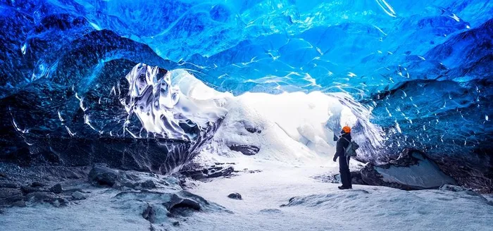 Các hang động sông băng có màu xanh lam độc đáo do áp lực nén băng. Quá trình này đẩy tất cả không khí ra khỏi băng, yếu tố thường khiến băng có màu trắng thay vì xanh lam