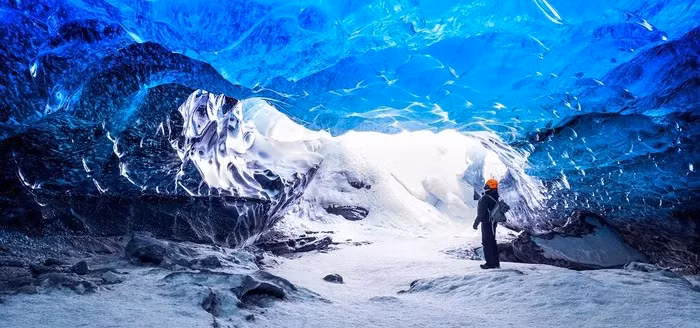Các hang động sông băng có màu xanh lam độc đáo do áp lực nén băng. Quá trình này đẩy tất cả không khí ra khỏi băng, yếu tố thường khiến băng có màu trắng thay vì xanh lam