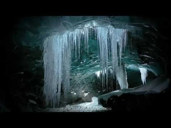 Vào mùa hè, thời tiết ấm hơn có thể khiến hang động trở nên nguy hiểm vì băng tiếp tục tan, dù một số hang vẫn đóng băng quanh năm