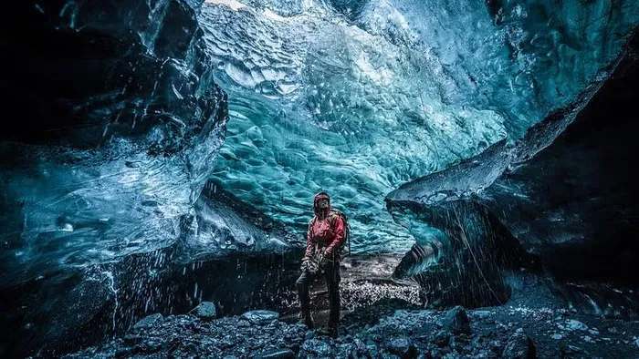 Theo truyền thống, mùa tham quan diễn ra từ tháng 11 đến tháng 3 vì thời tiết đủ lạnh để đảm bảo hang động sông băng ổn định