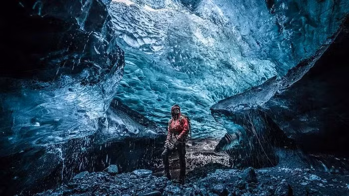 Theo truyền thống, mùa tham quan diễn ra từ tháng 11 đến tháng 3 vì thời tiết đủ lạnh để đảm bảo hang động sông băng ổn định