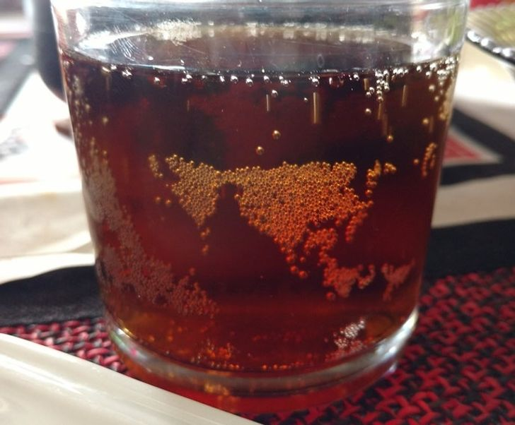 2. Bức ảnh chụp một cốc coca cola mà bọt sủi của nó sắp xếp vô tình thế nào lại giống bản đồ thế giới.