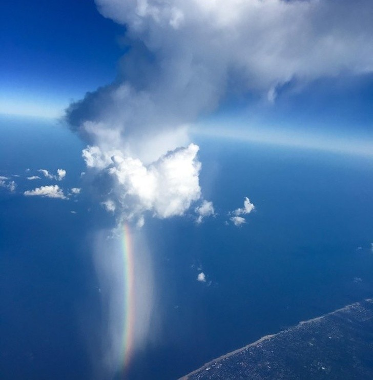 6. Cầu vồng như thể chuẩn bị nhảy từ đám mây. Đây là một trong những bức ảnh siêu hiếm bạn cần phải chiêm ngưỡng ít nhất một lần trong đời