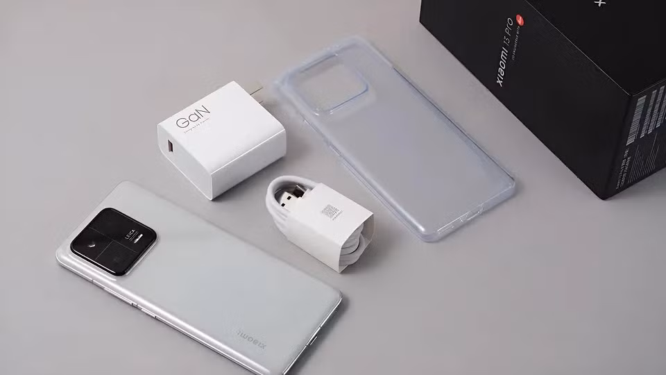 6. Xiaomi 13 Pro: Được đánh giá với màn hình OLED kích thước lớn, camera cải tiến, và hỗ trợ sạc nhanh 120W, Xiaomi 13 Pro là một lựa chọn mạnh mẽ trong top điện thoại đáng mua năm 2023.