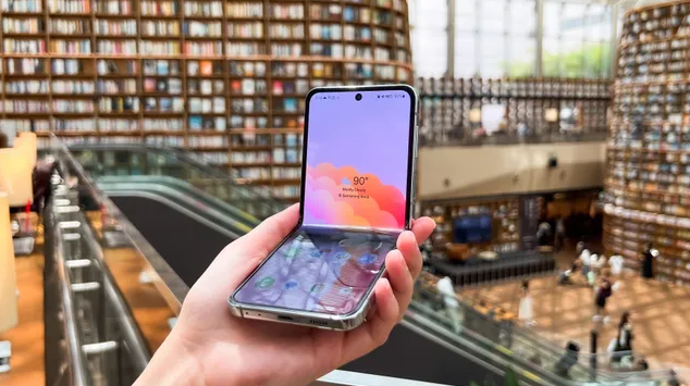 4. Galaxy Z Flip 5: Galaxy Z Flip 5 là sự cải tiến lớn nhất của Samsung trong phân khúc điện thoại màn hình gập, với màn hình ngoài lớn, thời lượng pin ổn định, và thiết kế chắc chắn.