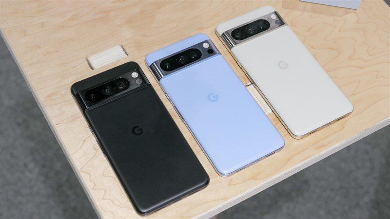 3. Google Pixel 8 Pro: Với ba camera xuất sắc, thiết kế tinh tế, và màn hình 6,7 inch, Pixel 8 Pro là sự lựa chọn lớn đối với những người cần máy ảnh mạnh mẽ và màn hình lớn.