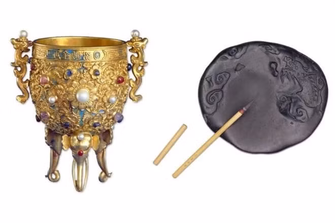 Câu đối và tranh Tết đỏ được treo trước cửa, làm từ lụa trắng và mực. Câu đối chủ yếu do Học viện Hoàng gia viết, thể hiện tài năng thư pháp cao cấp.