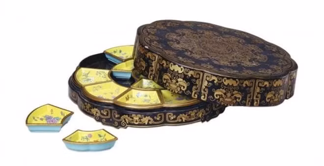 Ngày ăn Tết, hoàng gia tuân theo phong tục thức cả đêm và chuẩn bị bữa ăn nhẹ lúc nửa đêm.