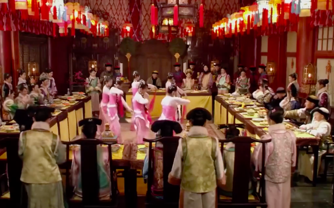 Dù trong hoàng cung hay trong gia đình dân thường, tâm trạng vui mừng và lời chúc phúc cho một năm mới thịnh vượng luôn là truyền thống không thay đổi.