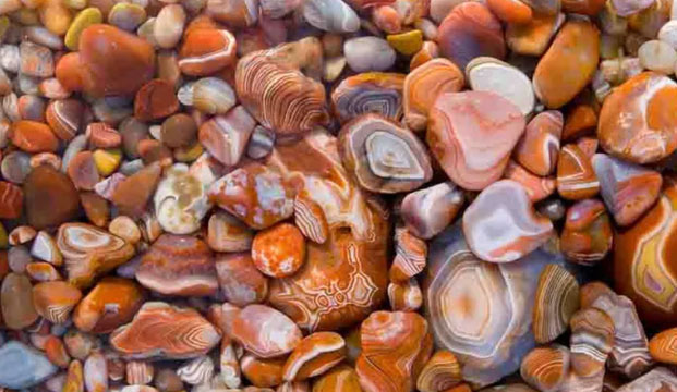 Tuy nhiên, các nhà khoa học cho rằng, các viên đá quý ở hồ Agate là kết quả của phun trào núi lửa từ hơn 100 triệu năm trước.